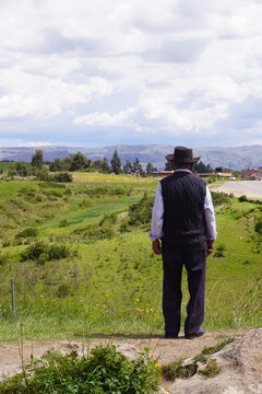 Se&ntilde;or al aire libre parado mirando el horizonte, vestimenta tradicional