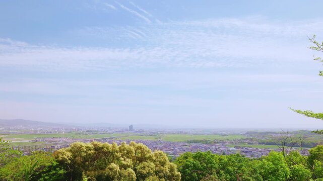 朝日山公園展望台から見渡す筑紫平野とうろこ雲広がる春の空（佐賀県鳥栖市）