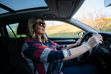Naklejka premium Woman driving car enjoying road trip adventure