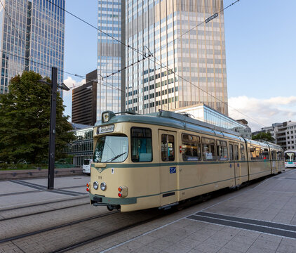 Moderne Stra&szlig;enbahn im innerst&auml;dtischen Verkehr vor Hochh&auml;usern in europ&auml;ischer Gro&szlig;stadt