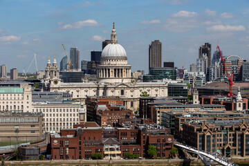 Fototapeta premium St Paul's Cathedral mit Kuppel und Stadtpanorama von London, Luftaufnahme der historischen Architektur und modernen Skyline
