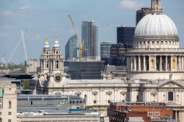 Fototapeta premium Historische Kuppelarchitektur und Türme in London mit modernen Hochhäusern im Hintergrund, Stadtpanorama bei Tag