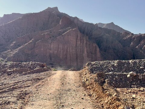 Camino de monta&ntilde;a y ripio. Paisaje &aacute;rido de tierra. Tilcara, Jujuy.