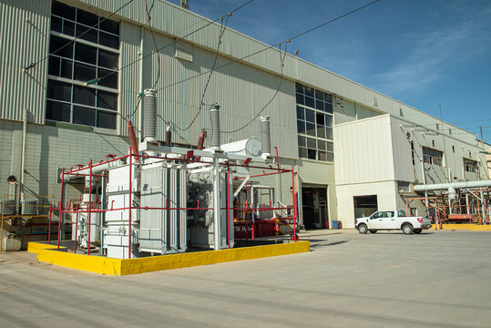 Transformador principal de la planta geotermoelectrica CERRO PRIETO en Mexicali Baja California MEXICO, una de las geotermicas mas grandes y viejas del mundo, aun en operaciones y servicio.