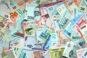 Obraz premium Big amount of money bills of various currencies. Assortment background of international cash