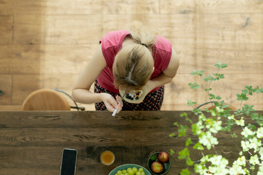 朝食を食べる若い日本人女性