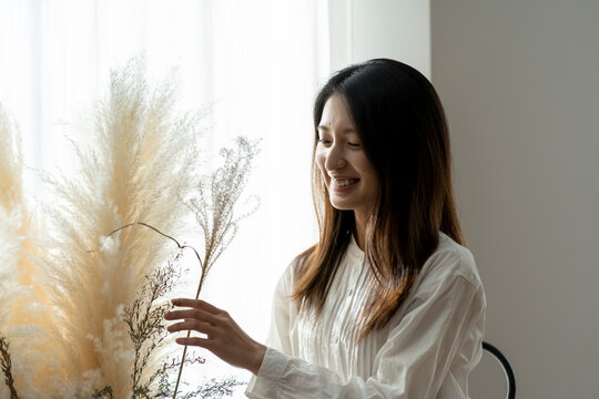 ドライフラワーを飾る若い日本人女性
