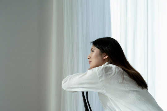 考え事をする若い日本人女性
