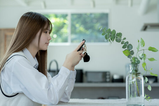 スマートフォンを見る日本人女子高生