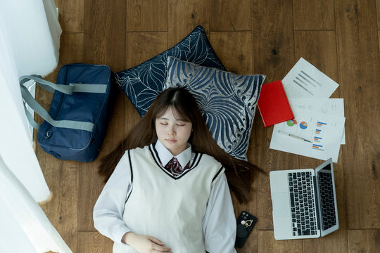 居眠りする日本人女子高生