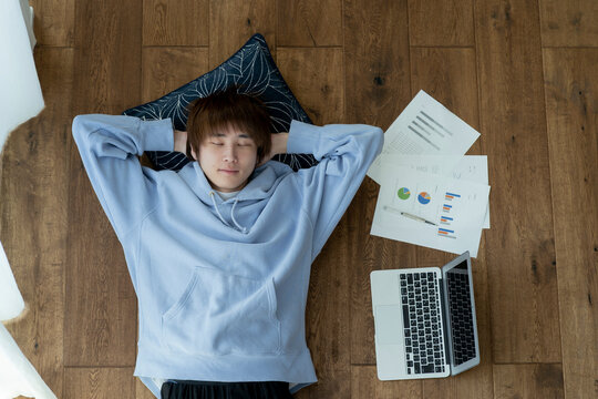 居眠りする若い日本人男性