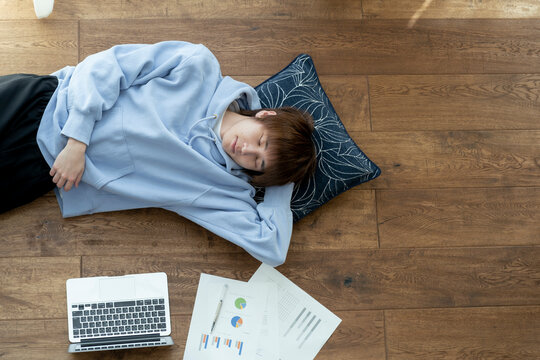 居眠りする若い日本人男性