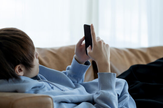 スマートフォンを見る若い日本人男性