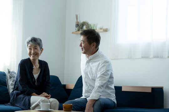 リビングでくつろぐ日本人シニア夫婦