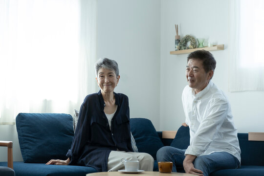 リビングでくつろぐ日本人シニア夫婦