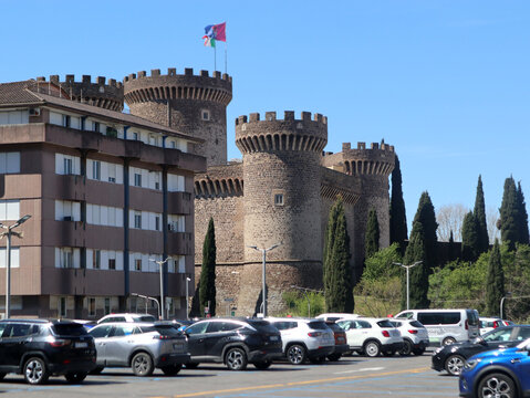 Antica fortezza rinascimentale Rocca Pia a Tivoli, castello del XV secolo con torri circolari costruito da Papa Pio II, monumento storico vicino Roma nel Lazio, architettura militare italiana su sfond