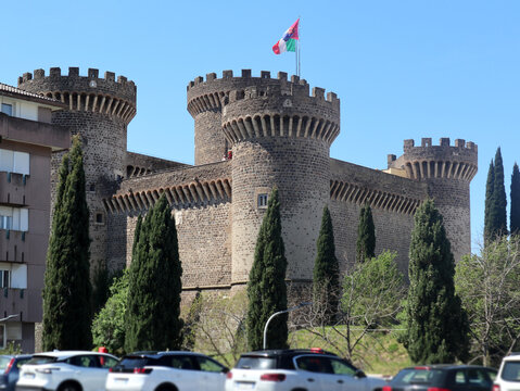 Antica fortezza rinascimentale Rocca Pia a Tivoli, castello del XV secolo con torri circolari costruito da Papa Pio II, monumento storico vicino Roma nel Lazio, architettura militare italiana su sfond
