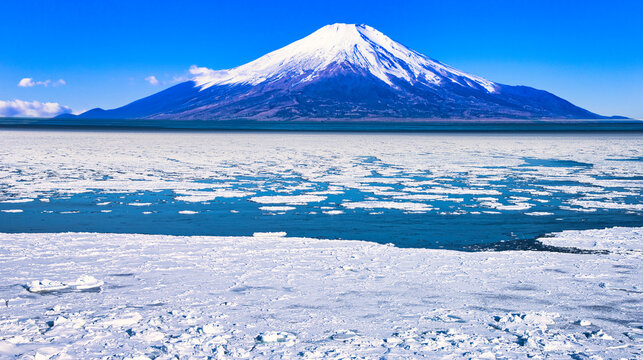 オホーツク海の流氷と富士山合成