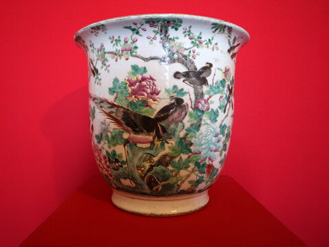 Antica giardiniera cinese in porcellana smaltata con decorazione di uccelli del paradiso, pavoni e fiori di peonia su fondo bianco, vaso tradizionale per pesci o piante in stile Famille Verte per arre