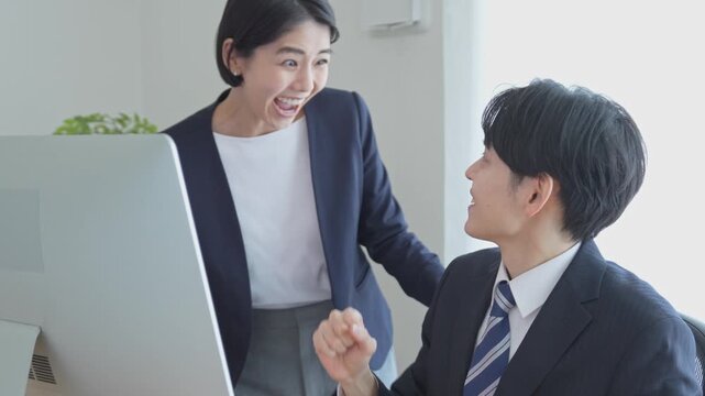 ハイタッチするビジネスマン