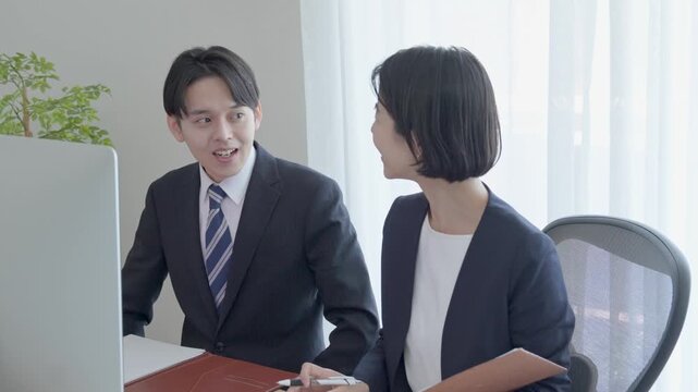パソコンを見る二人のビジネスマン