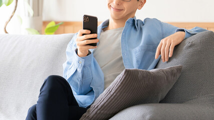笑顔でスマートフォンを使う男性のライフスタイルイメージ, Smiling Man Using Smartphone Lifestyle Concept © Trickster*