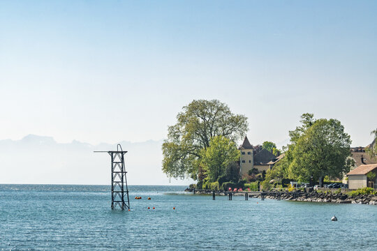Panorama du rivage de Saint-Prex avec son plongeoir embl&eacute;matique et des pontons sur le lac L&eacute;man, Suisse