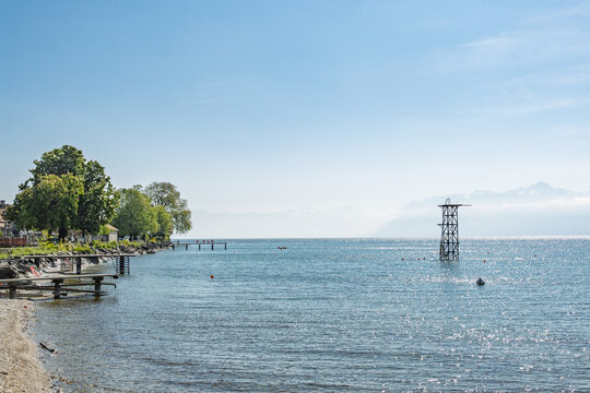 Panorama du rivage de Saint-Prex avec son plongeoir embl&eacute;matique et des pontons sur le lac L&eacute;man, Suisse