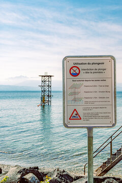 Panneau de s&eacute;curit&eacute; et consignes de baignade devant le mythique plongeoir du Chauchy &agrave; Saint-Prex, Lac L&eacute;man, Suisse