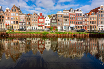 Obraz premium Traditional Dutch architecture facing Amsterdam canals, Netherlands