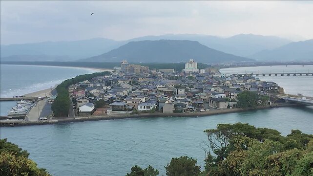高台から眺める唐津の景勝地である虹の松原