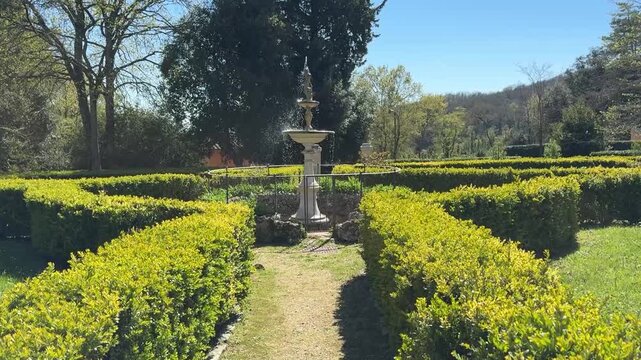 Fontana in mezzo alle siepi in un giardino barocco