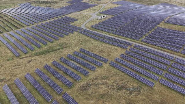Plano a&eacute;reo de drone de una Planta de energ&iacute;a Termosolar en Espa&ntilde;a. Granja Solar con cultivo ecologico, agrovoltaica