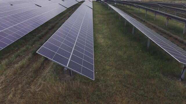 Plano a&eacute;reo de drone de una Planta de energ&iacute;a Termosolar en Espa&ntilde;a. Granja Solar con cultivo ecologico, agrovoltaica