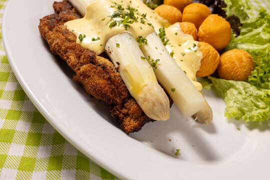 Spargelzeit - Spargel mit Schnitzel und Kroketten