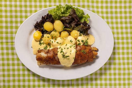 Schnitzel mit Spargel und Kartoffeln