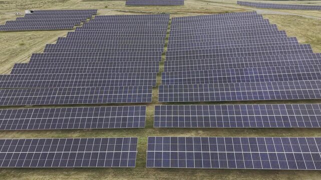 Plano a&eacute;reo de drone de una Planta de energ&iacute;a Termosolar en Espa&ntilde;a. Granja Solar con cultivo ecologico, agrovoltaica