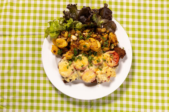 Schnitzel, &uuml;berbacken mit Tomaten, und Bratkartoffeln