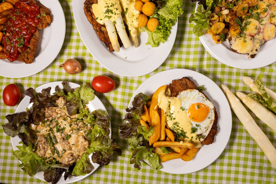 Typisch deutsche K&uuml;che mit Schnitzel, Spargel, Kartoffeln, Gem&uuml;se