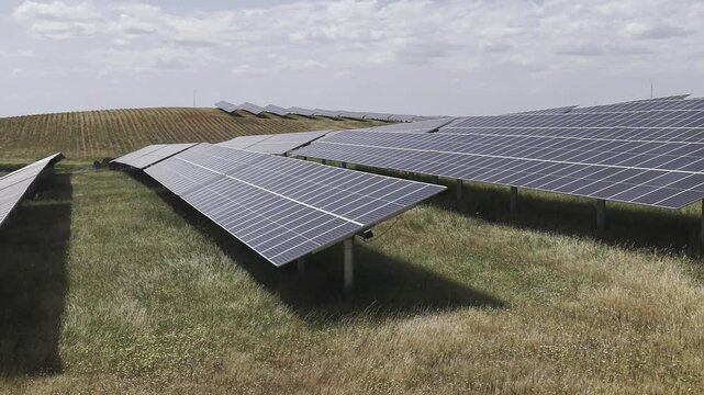 Plano a&eacute;reo de drone de una Planta de energ&iacute;a Termosolar en Espa&ntilde;a. Granja Solar con cultivo ecologico, agrovoltaica