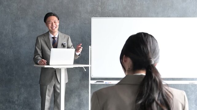 スーツを着てプレゼンをする日本人男性