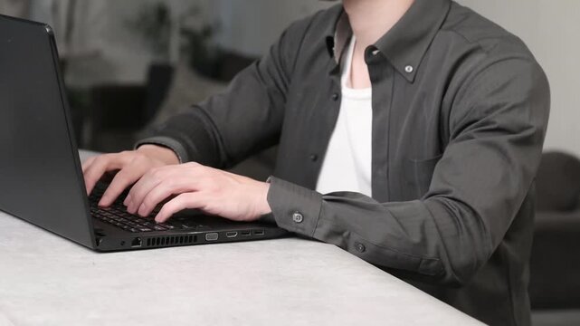 パソコン作業をする男性
