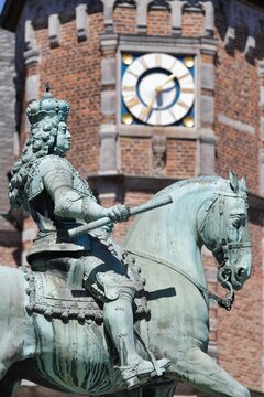 Jan Wellem mit Pferd auf dem Marktplatz vor dem historischen Rathaus in der Altstadt von D&uuml;sseldorf