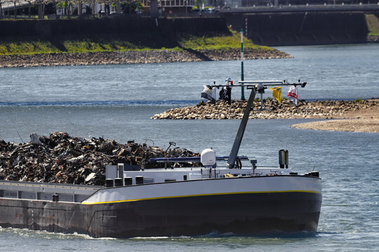 Binnenschiff mit Metallschrott beladen auf dem Rhein