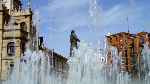 Statue of Jos&eacute; Zorrilla in Valladolid, seen through the fountain&rsquo;s jets