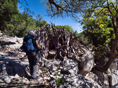 Donna trekker in un pinneto di pastori nel supramonte di Baunei, Ogliastra, Sardegna