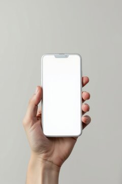 Smartphone vertical enmarcado de forma amplia con espacio vertical adicional para respirar, pantalla en blanco, mano sosteniendo