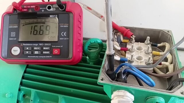 Motor Testing Sequence: Measuring Ground Insulation Resistance from U Phase to Earth on 11KW Industrial Motor
