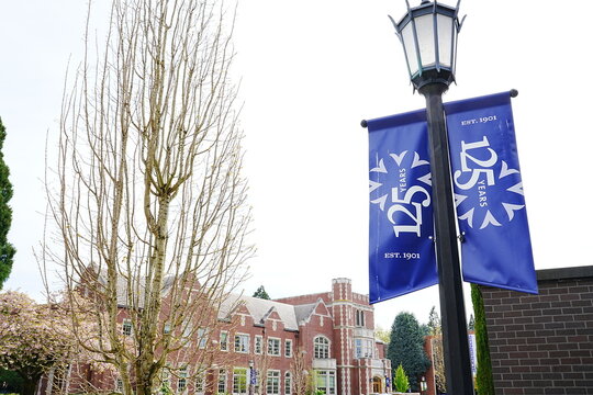Academic Buildings and Campus Landscape of University of Portland, Oregon - オレゴン州 ポートランド大学 キャンパス 伝統的なレンガ造りの校舎