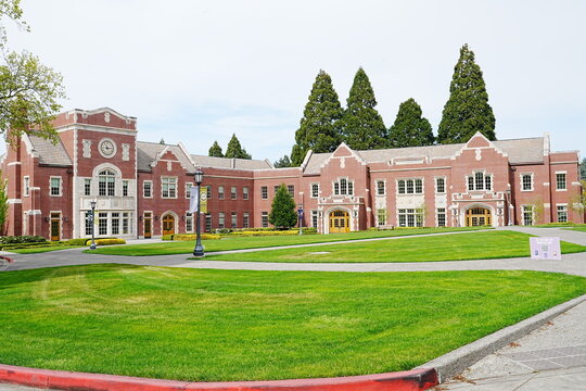 Academic Buildings and Campus Landscape of University of Portland, Oregon - オレゴン州 ポートランド大学 キャンパス 伝統的なレンガ造りの校舎